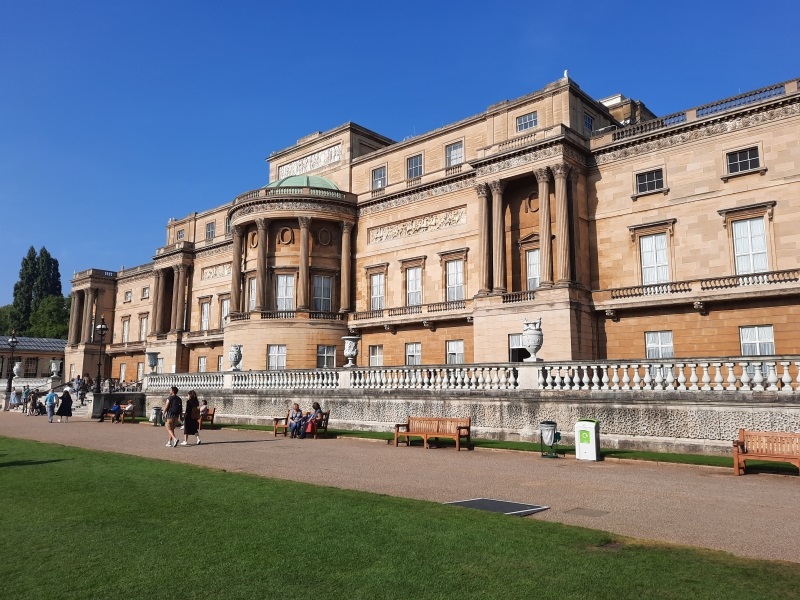 A Sneak Peak At The Gardens Of Buckingham Palace - Living London History